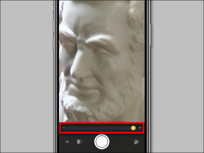 Usar el control deslizante de zoom en la lupa en iPhone