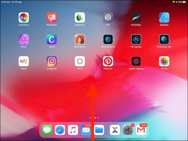 Deslice el dedo hacia arriba desde la parte inferior de la pantalla del iPad para abrir el selector de aplicaciones.