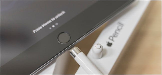 Apple Pencil de primera generación conectado al iPad