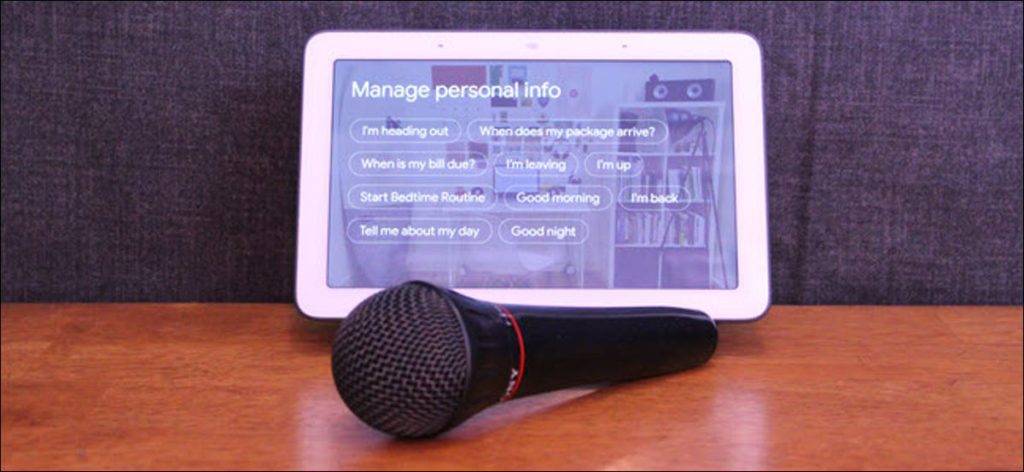 Google Home Hub con un micrófono delante.