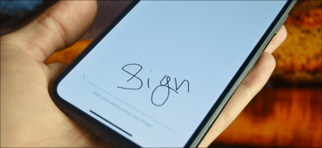 Usuario de iPhone firmando un documento con su dedo