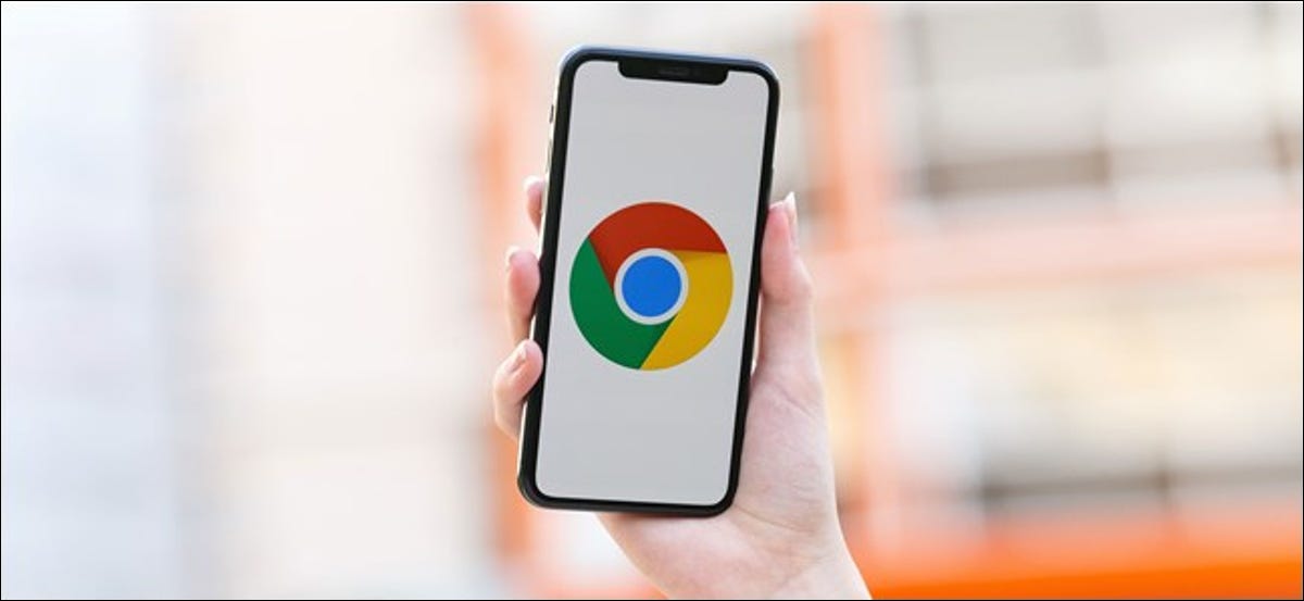 Alguien sosteniendo un iPhone con el logo de Chrome en la pantalla.