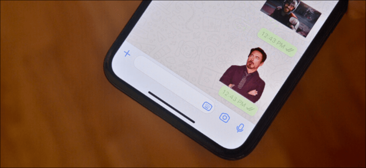 Pegatina personalizada que se muestra en WhatsApp en iPhone