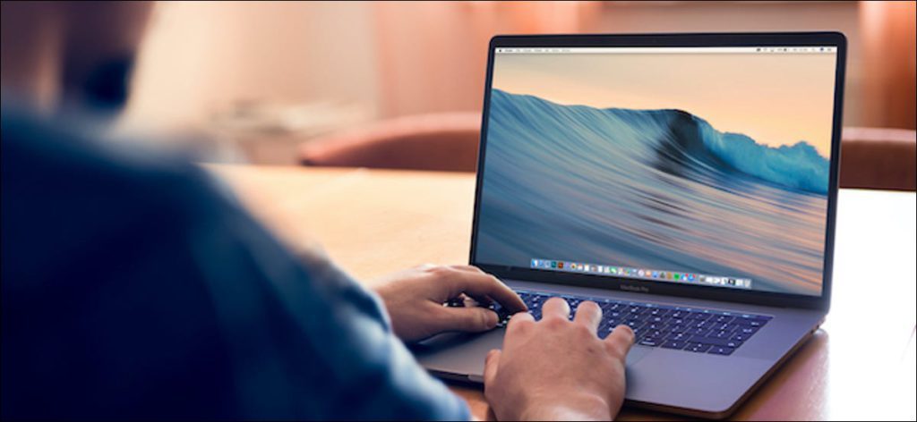 Usuario de MacBook que usa el acceso directo para ver el escritorio en Mac