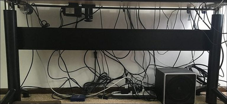 Cómo organizar todos los cables debajo de tu escritorio