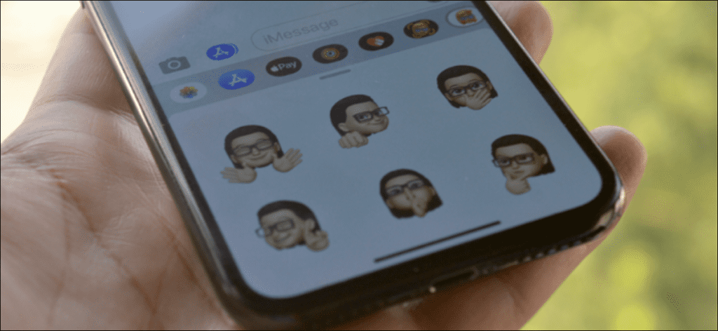 Usuario de iPhone usando pegatinas Memoji