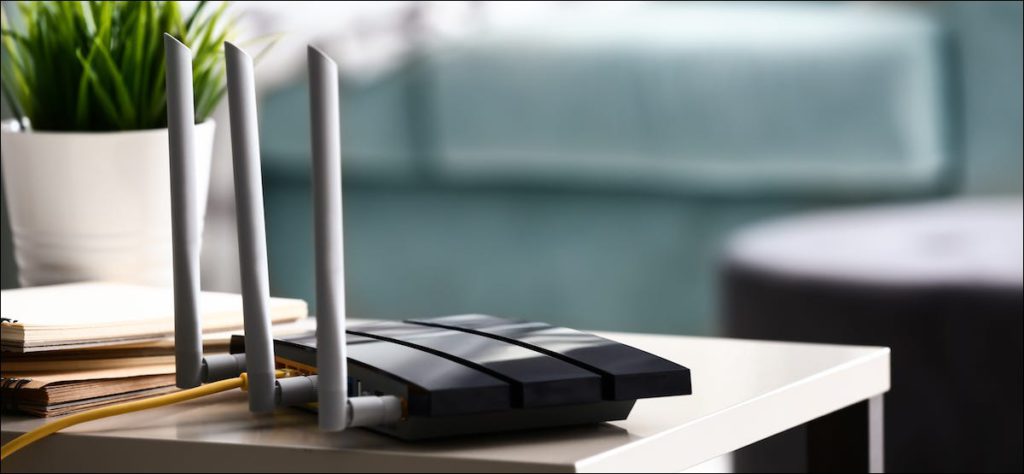 Enrutador Wi-Fi sentado en una mesa