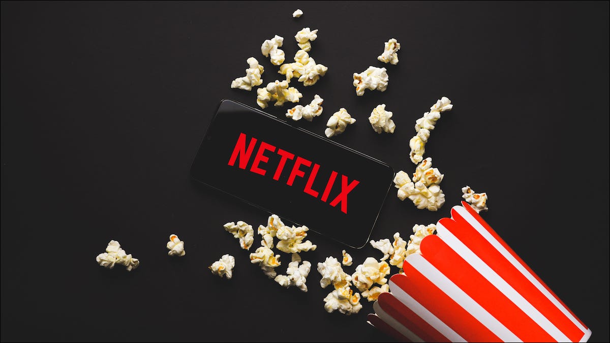 Logotipo de Netflix en un teléfono inteligente junto a palomitas de maíz