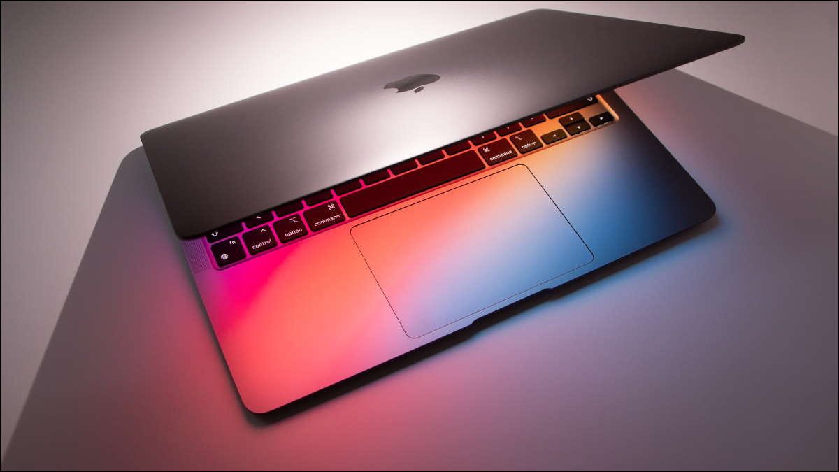 macbook ligeramente abierto para iluminar el teclado y la mesa