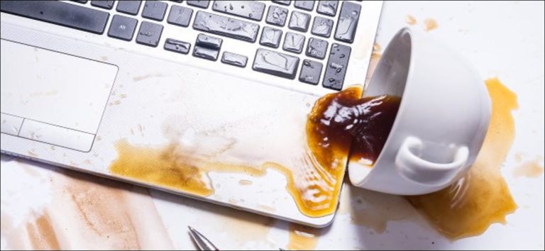 Qué hacer si derramas agua o café en tu computadora portátil