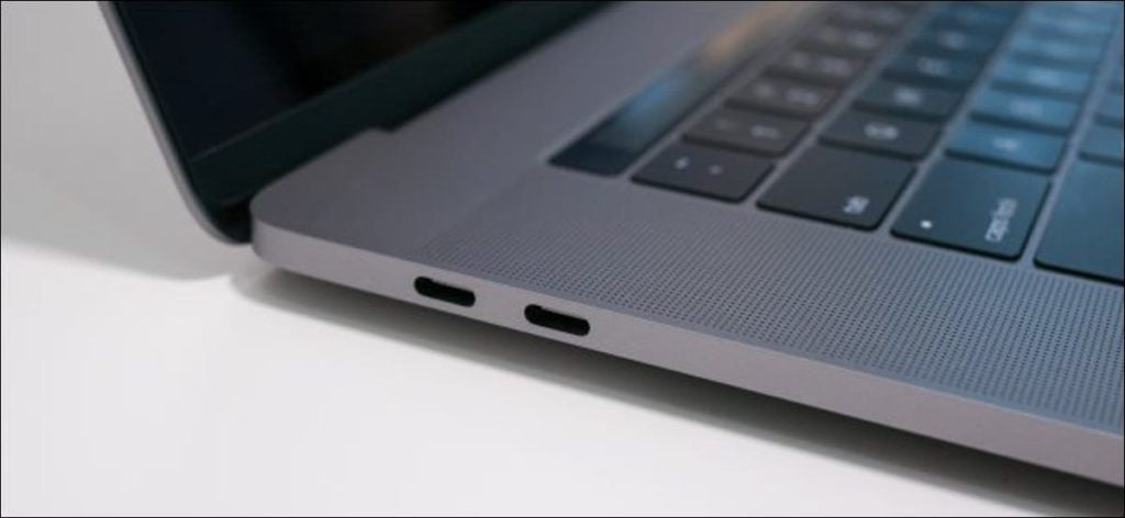 Puertos Thunderbolt 3 en una MacBook Pro.