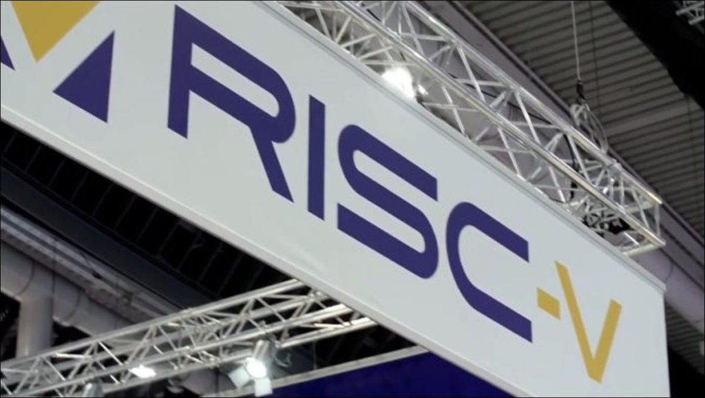 Un logo de RISC-V en una conferencia.