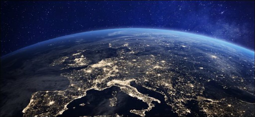 Una representación de la Tierra vista desde el espacio por la noche que muestra las luces de Europa.