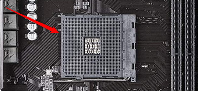 Primer plano de un zócalo de CPU en una tarjeta compatible con AMD.