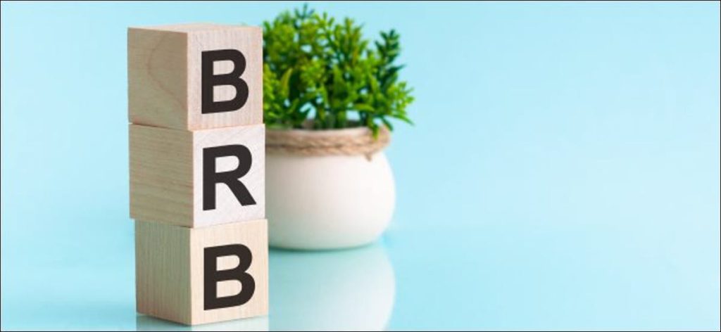 Las letras "BRB" escrito en bloques de madera.