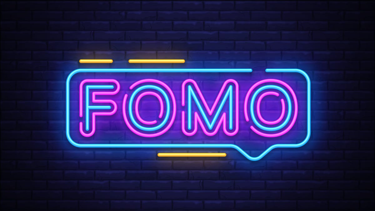 "FOMO" escrito en letras de neón