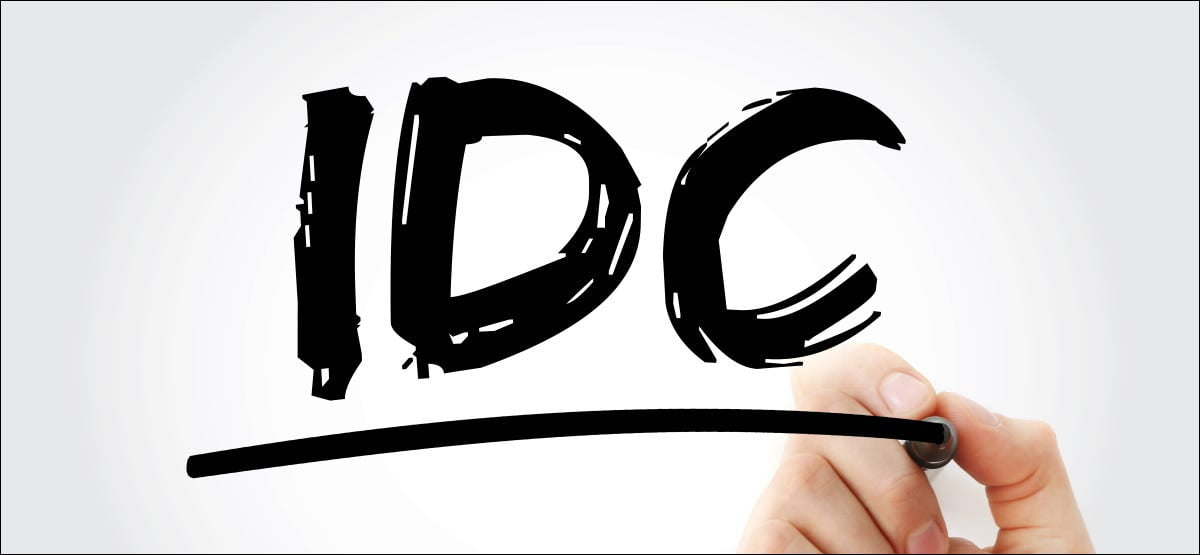 Las letras "IDC" escrito con marcador negro.