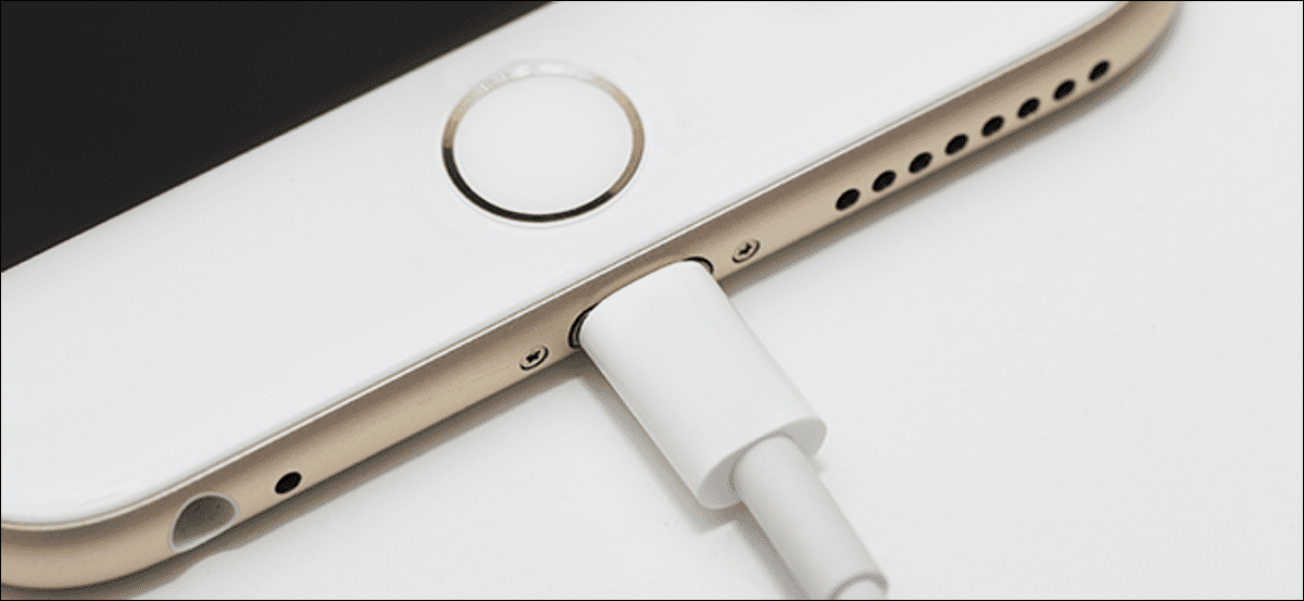 Un iPhone que se carga a través de un cable Lightning certificado por MFi.