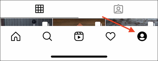 Toque el botón Perfil en la barra de herramientas de Instagram.