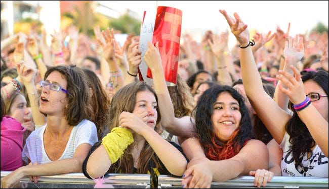 Fans en un festival de pop en Barcelona, ​​España.