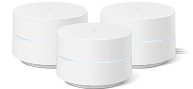 Tres discos de Google WiFi, todos blancos, con un acento LED azul claro en el centro.