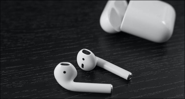 Apple AirPods fuera del estuche