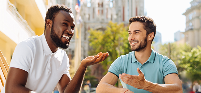 Dos hombres entablaron una conversación.