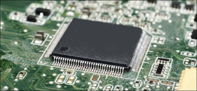 Un chip de computadora en una placa base.