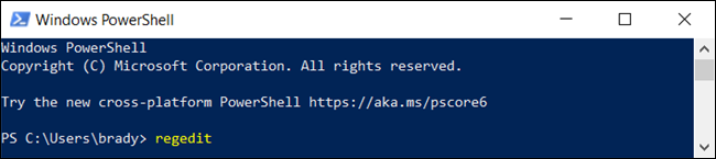 los "regedit" orden en un "Windows PowerShell" ventana.