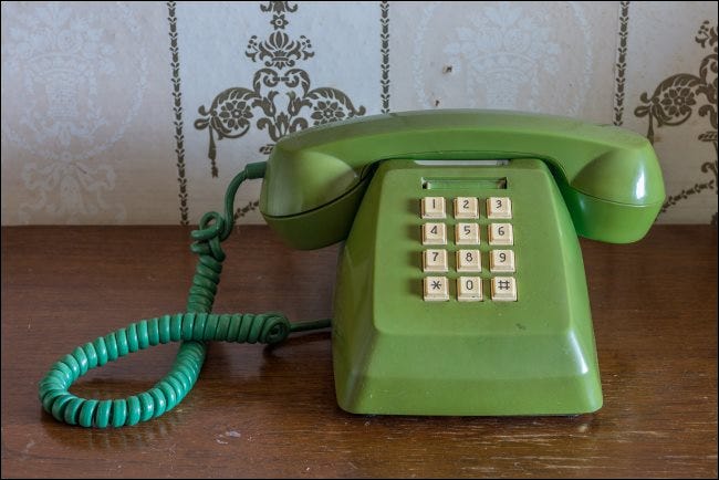 Un teléfono de tonos vintage sobre una mesa de madera.