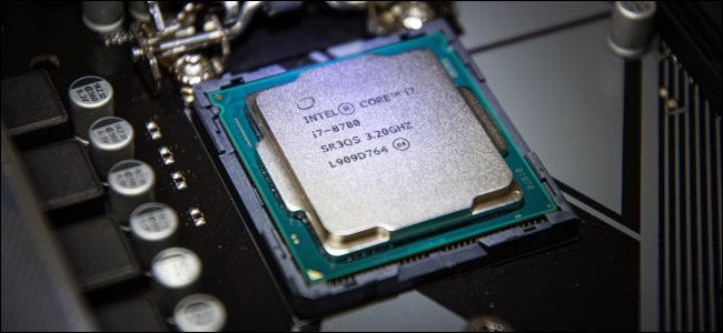 Un procesador Core i7 instalado en un zócalo de la placa base.