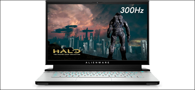 La computadora portátil para juegos Alienware m15 con una imagen de Halo en la pantalla.