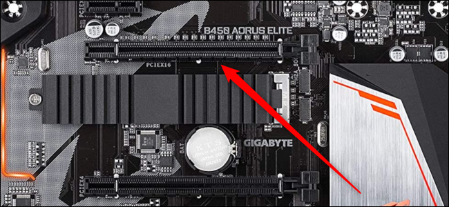 Primer plano de una ranura PCIe x16 con una flecha roja apuntando hacia ella.