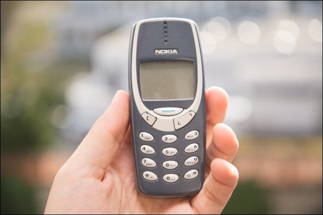 Alguien sosteniendo un teléfono Nokia 3310.