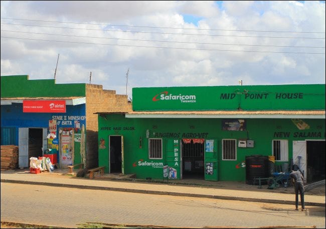 Una tienda Safaricom con un cartel de M-Pesa en Kenia.