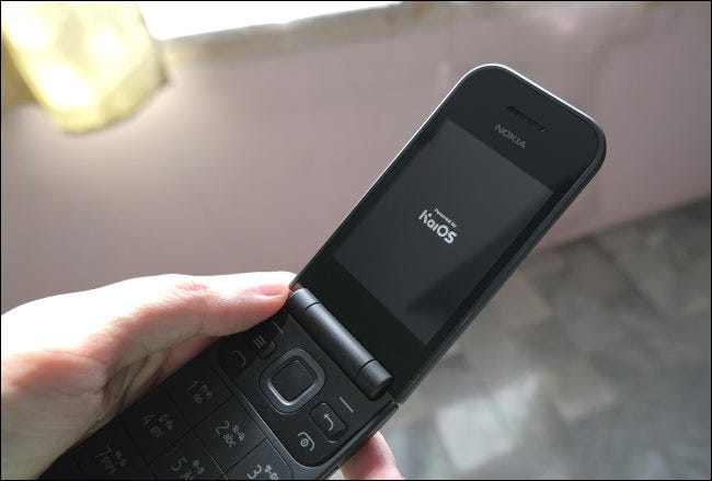 Un teléfono plegable Nokia 2720 con KaiOS.