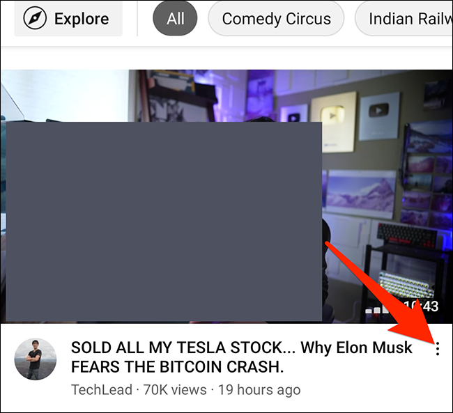 Toca el menú de tres puntos de un video en la aplicación de YouTube.