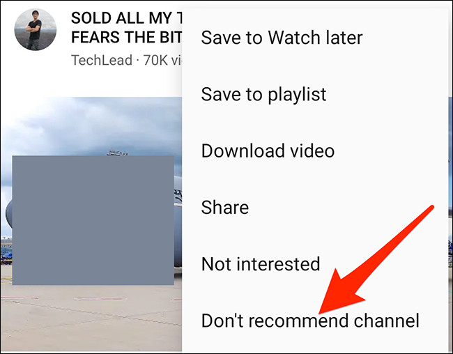 Para seleccionar "No recomiendo la cadena" desde el menú de tres puntos de un video en la aplicación de YouTube.