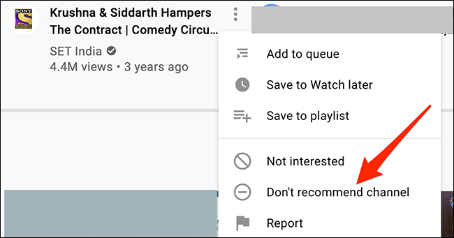 Para seleccionar "No recomiendo la cadena" desde el menú de tres puntos de un video de YouTube.