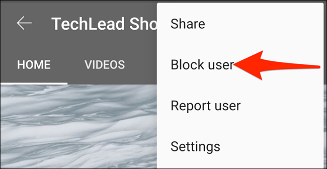 Elegir "Bloquear a un usuario" en el menú de tres puntos de la aplicación de YouTube.