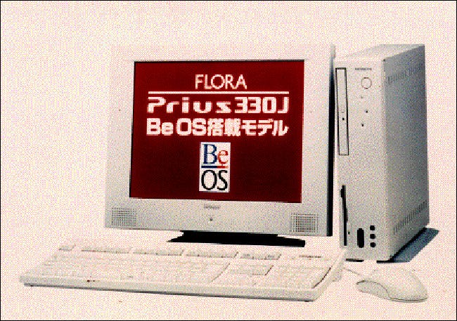 Una computadora de escritorio Hitachi FLORA Prius 330J.