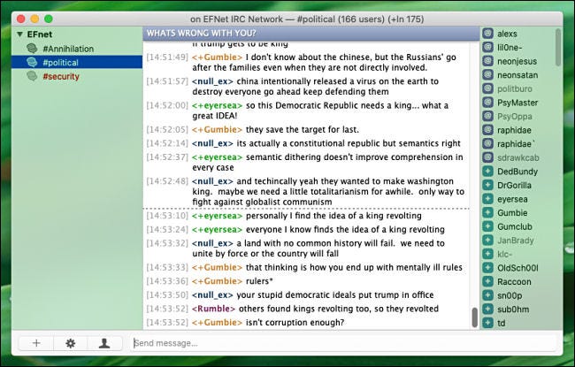 Una acalorada discusión política en 2020 en una sala de chat de IRC en Mac Text Client.
