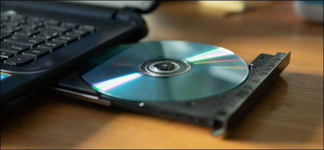 Un CD en el cajón de la unidad de DVD-R de una computadora portátil.