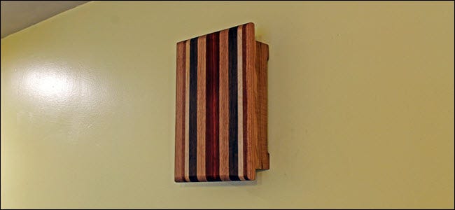 Una caja de timbre de madera cerca del techo.
