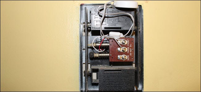 Un accesorio de timbre conectado a la caja del timbre.
