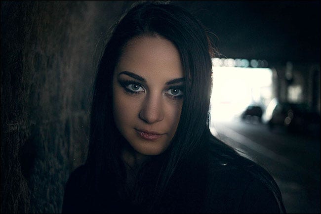 Un retrato de una mujer en un túnel con un fondo borroso.