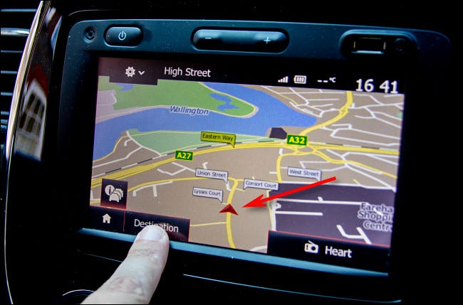 El cursor de navegación con punta de flecha como se ve en un moderno sistema de navegación para automóvil.