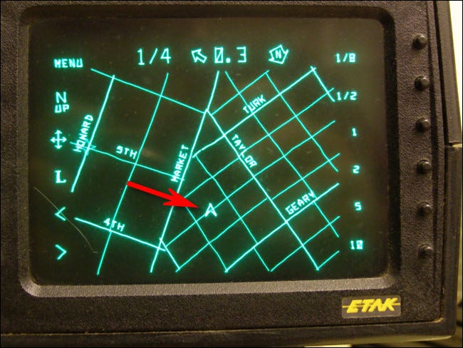 El cursor de navegación de punta de flecha de Etak original tal como aparece en una pantalla de Etak Navigator de 1985.