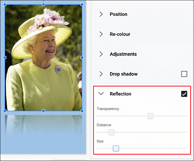 Una imagen de la reina Isabel II en Presentaciones de Google, con el efecto de reflejo aplicado, con ajustes modificados