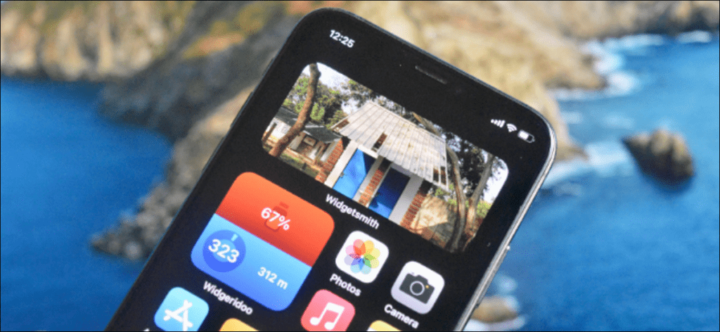 Usuario de iPhone agregando un widget de foto a la pantalla de inicio